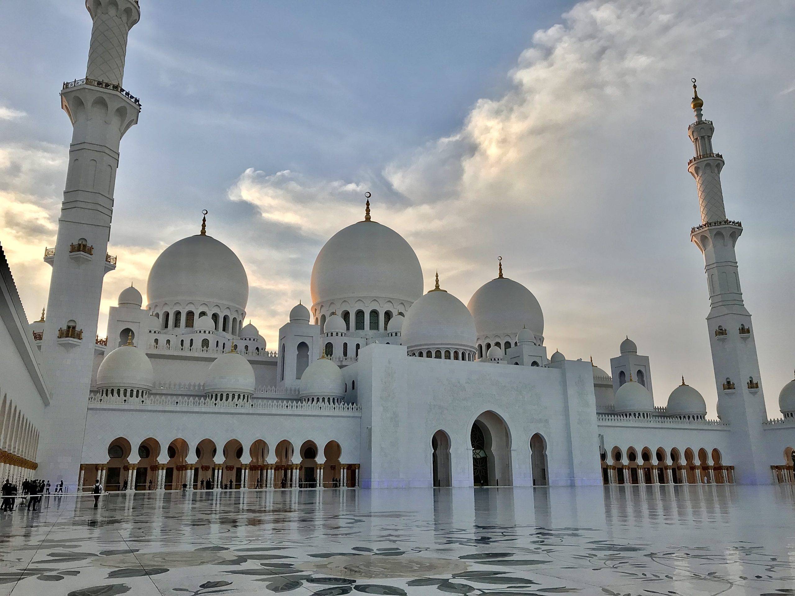 Explore the Beauty of Sheikh Zayed Mosque in Abu Dhabi